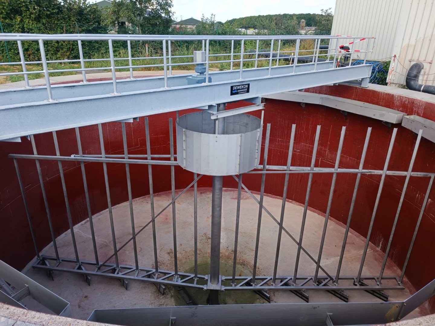 Thiết bị gạt bùn bể tròn