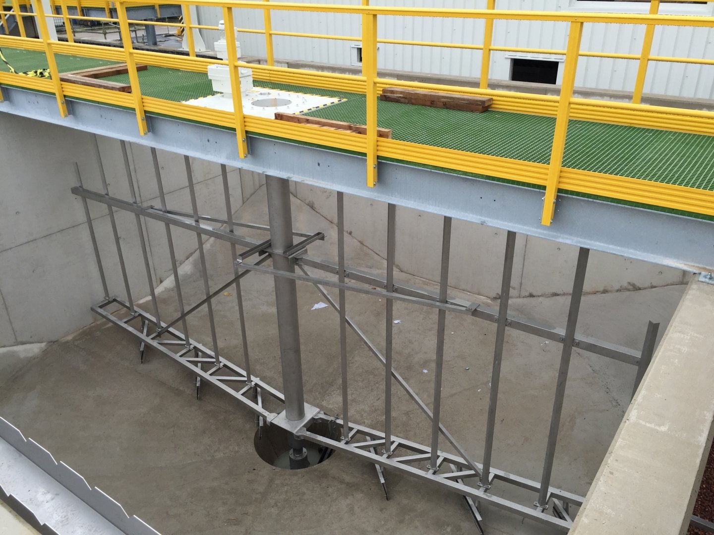 Thiết bị gạt bùn bể tròn