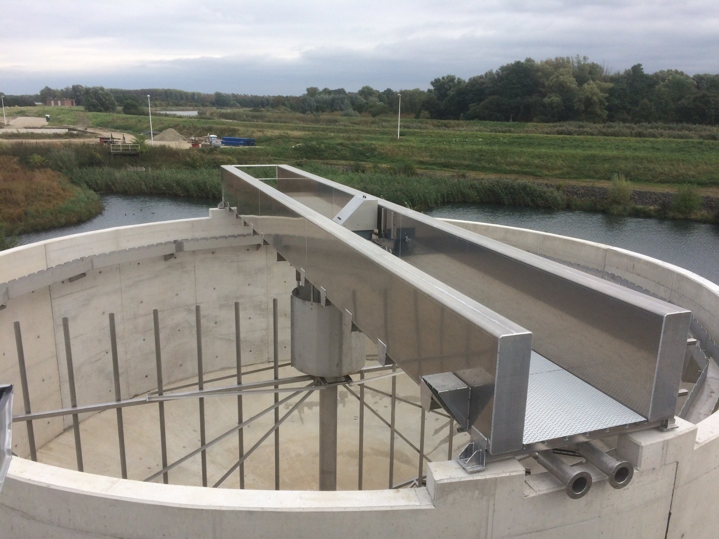 Thiết bị gạt bùn bể tròn